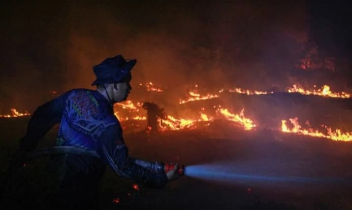 BNPB Minta Warga Kalimantan dan Sumatera Rutin Cek ISPU saat Asap Karhutla Meluas
