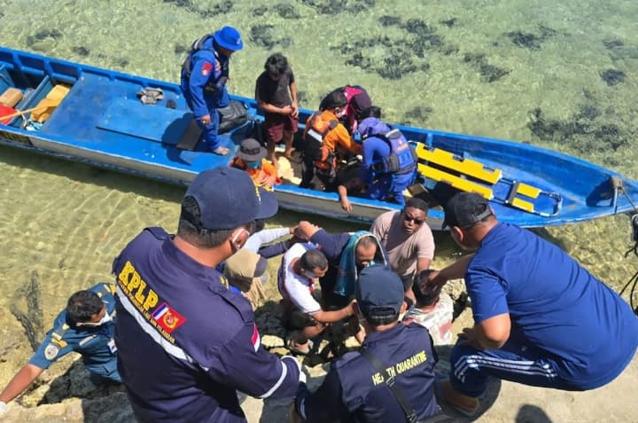 Kapal Pengangkut Bahan Kimia Terbakar di Perairan Kabaena, Dua Awak Tewas dan Empat Dirawat Intensif
