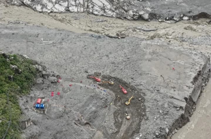 Jalan Nasional G216 Kembali Terbuka, Akses ke Pelabuhan Gyirong Pasc longsor Pulih