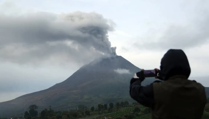 Gunung Sinabung Berstatus Siaga, BNPB Meminta Warga Karo Segera Mengungsi ke Lokasi Aman