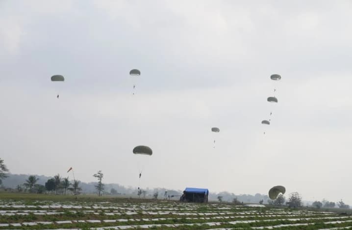 TNI dan Empat Negara Simulasikan Infiltrasi Udara di Super Garuda Shield 2026, Ratusan Prajurit Terjun dari 1.200 Kaki