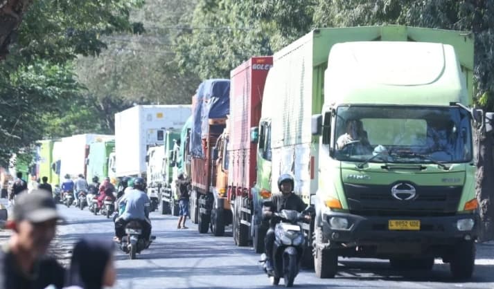 Lonjakan Kendaraan Logistik dan Perbaikan Dermaga Picu Antrean Belasan Kilometer di Ketapang