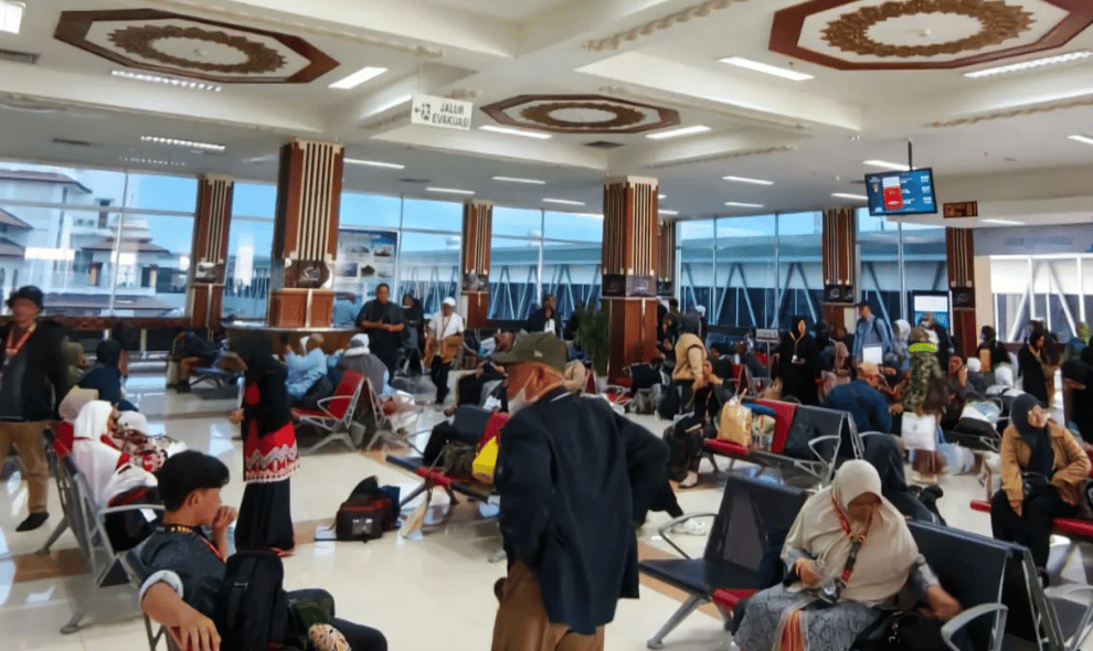 Erupsi Anak Krakatau Picu Pembatalan Tiga Penerbangan di Bandara Sultan Iskandar Muda Aceh