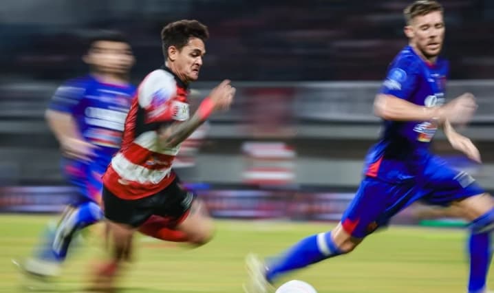 Arema FC Memimpin Klasemen Super League, Persib Bandung Membayangi di Posisi Kedua