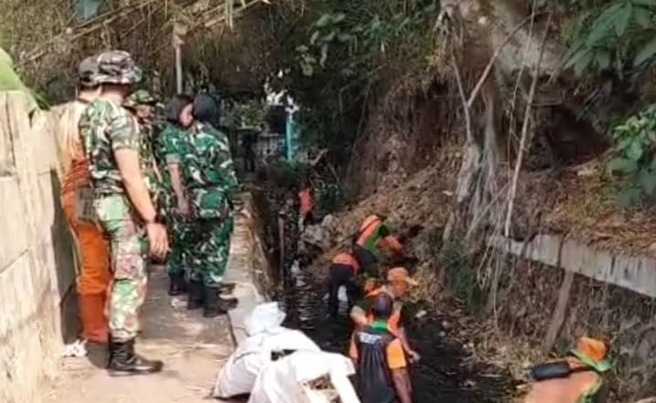 TNI dan Warga Bersihkan Kali Caglak untuk Cegah Banjir Jelang Musim Hujan