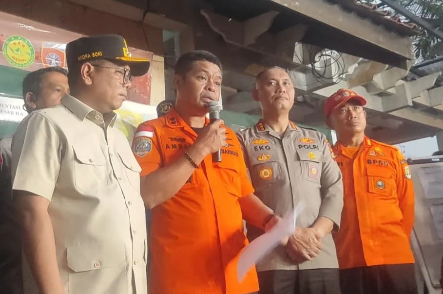 Tim SAR Perpanjang Pencarian Lima Jurnalis dan Tiga Warga yang Hilang di Selat Sunda