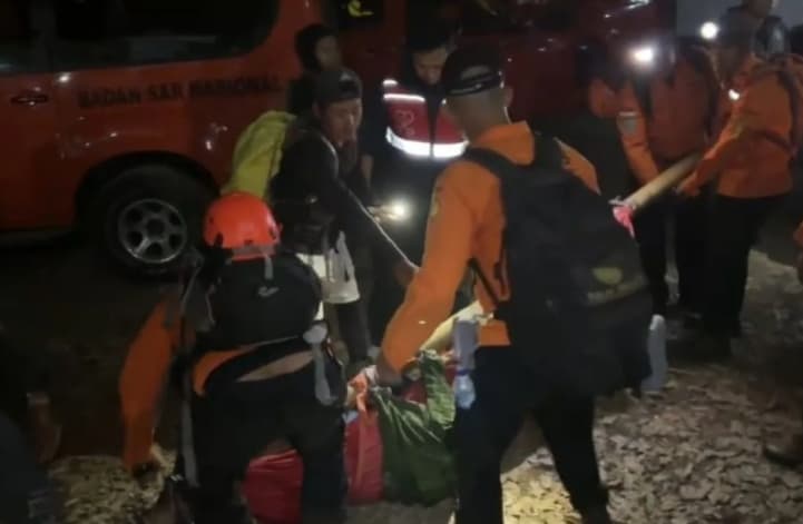 Tim SAR Gabungan Selamatkan Pendaki China yang Terpeleset dan Pingsan di Gunung Rinjani