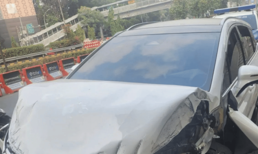 Mobil Oleng dan Tabrak Fasilitas Umum di Gatot Subroto, Polisi Selidiki Dugaan Kelalaian Pengemudi