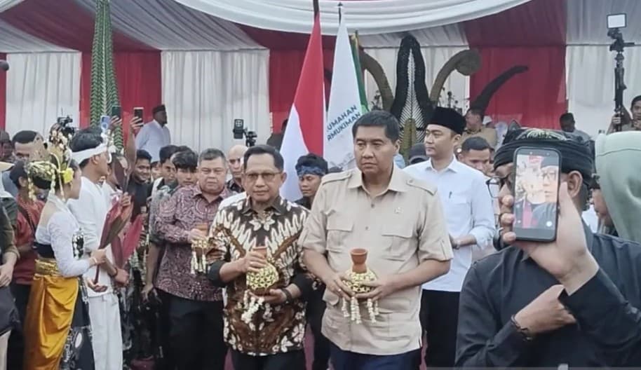 Pemerintah Melepas 125 Truk Pengangkut 500 Ribu Genteng Purwakarta untuk Program Gentengisasi