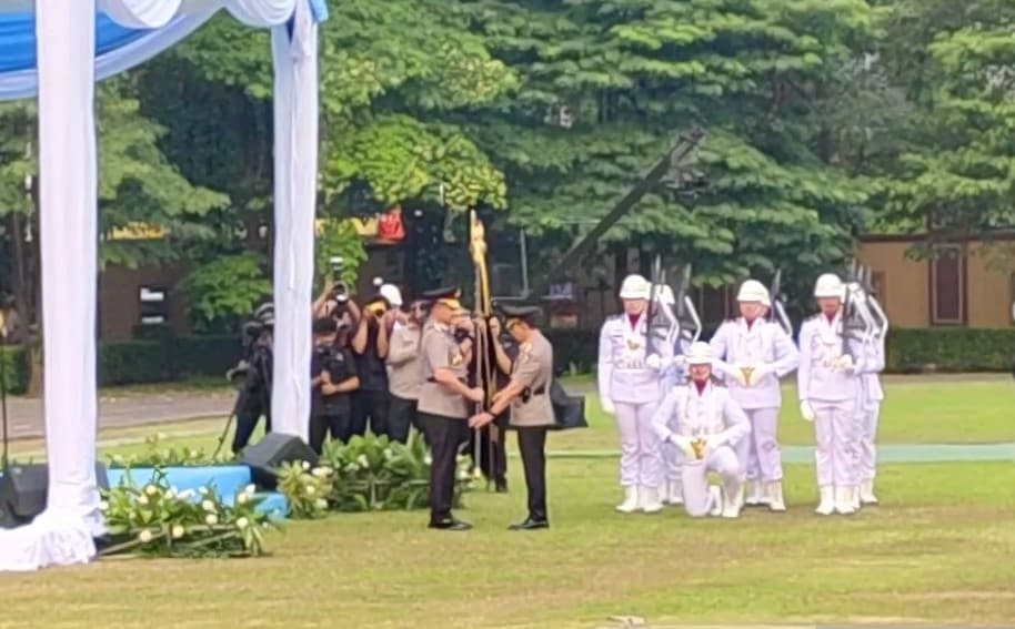 Suyudi Ario Seto Resmi Memimpin Polri, Listyo Sigit Serahkan Panji-Panji Korps Bhayangkara