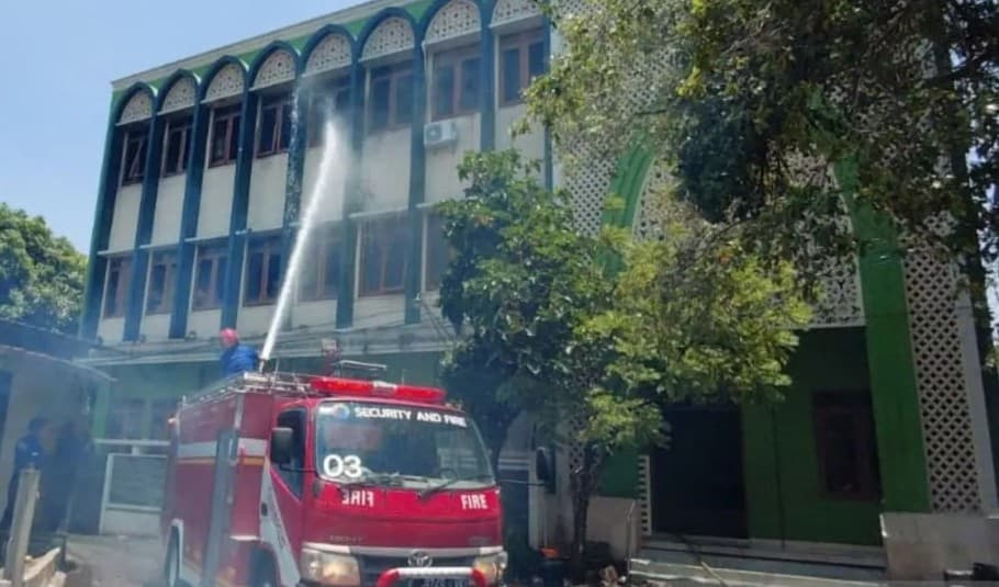 BPBD Kudus Selamatkan Tiga Anak yang Terjebak Kebakaran Gedung melalui Jendela