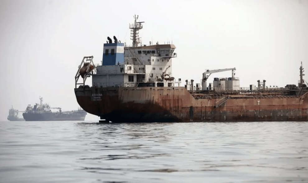 Kapal Tanker Terbakar Dihantam Proyektil di Selat Hormuz, Seluruh Awak Selamat dan Otoritas Selidiki Insiden