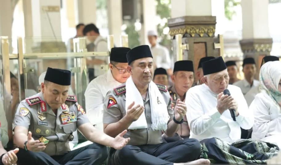 Kapolri Suyudi Ario Seto Ziarah ke Makam Gus Dur di Jombang, Perkuat Silaturahmi dengan Ulama dan Pesantren