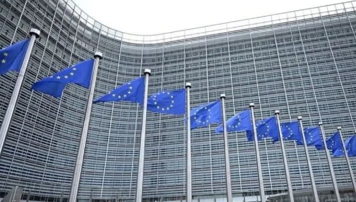 Uni Eropa Siapkan Pusat Pemantauan Kapal Minyak Rusia dan Kapal Selam di Arktik