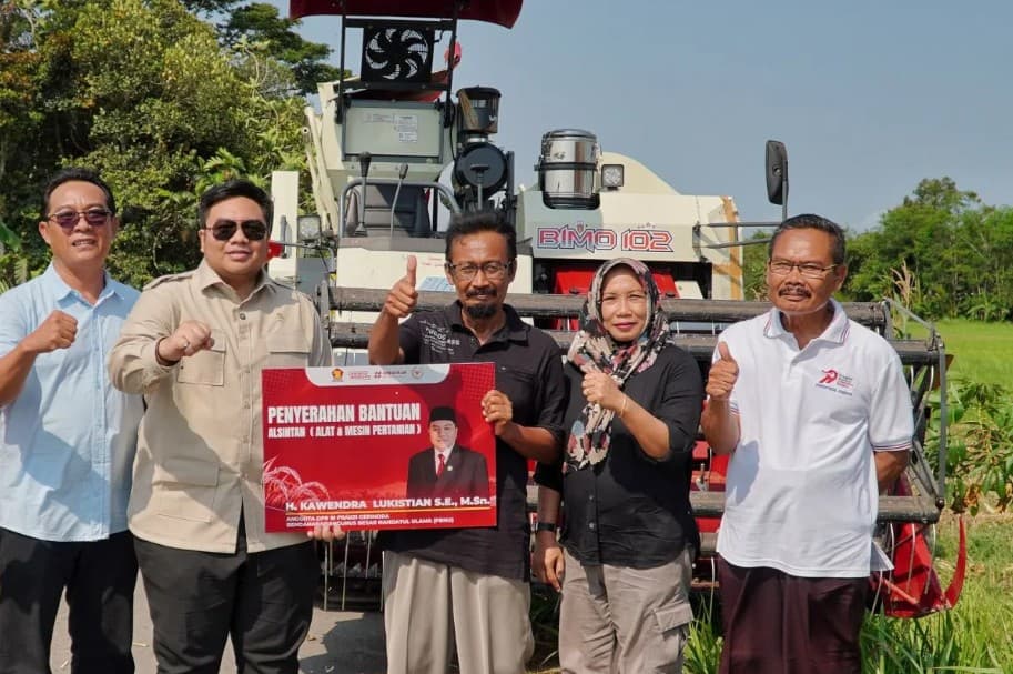 Anggota DPR Kawendra Lukistian Salurkan Bantuan Alsintan kepada Petani Jember untuk Tingkatkan Produktivitas