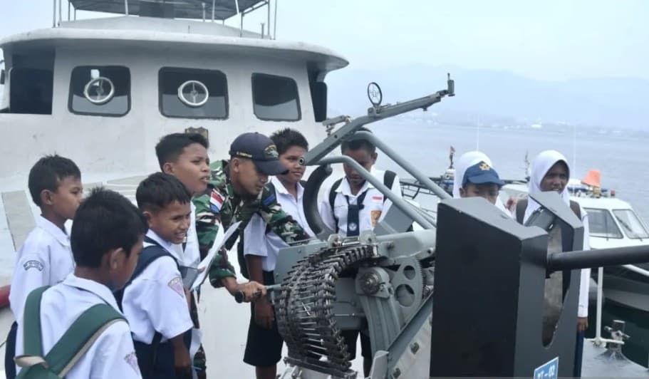 Kodaeral IX Ambon Ajak 84 Siswa SMP Mengenal Kapal Perang, Teknologi Navigasi, dan Sejarah Perang Dunia II
