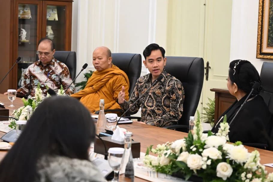 Gibran Terima Pengurus WALUBI di Istana Wapres, Bahas Bantuan Bencana dan Penguatan Persatuan Bangsa
