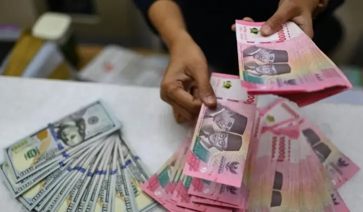Rupiah Melemah ke Rp18.033 per Dolar AS, Keputusan BI Tahan Suku Bunga 5,75 Persen Jadi Sorotan Pasar