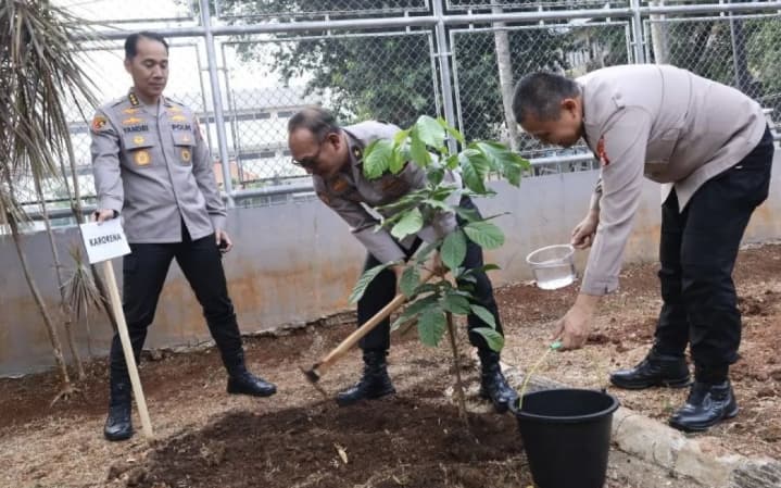 Polda Metro Jaya Tanam 15 Pohon Buah Lewat Program Green Policing untuk Wujudkan Lingkungan Hijau dan Nyaman