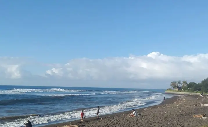 BBMKG Peringatkan Gelombang Tinggi hingga 4 Meter di Perairan Bali pada 24–27 Oktober 2026