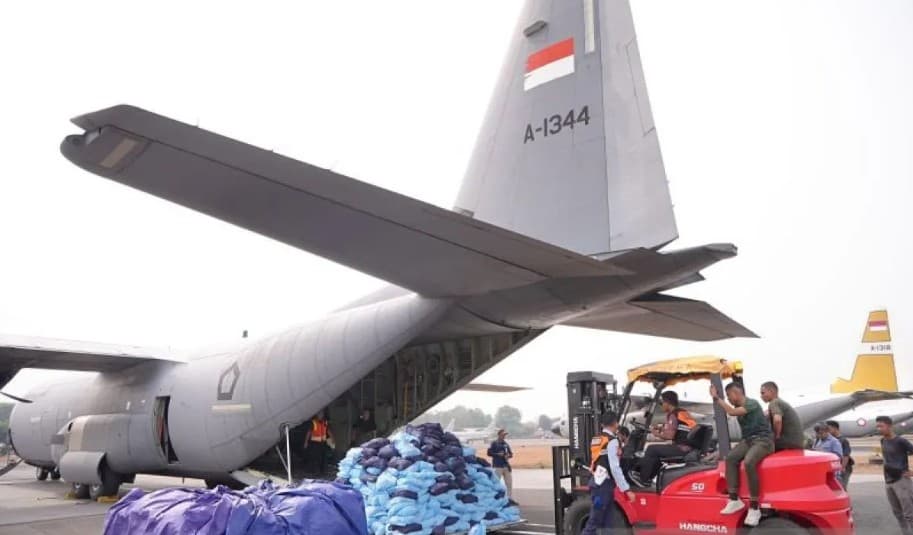 TNI Kerahkan Dua Hercules Angkut 9,58 Ton Bahan Hujan Buatan ke Banjarmasin untuk Tangani Karhutla