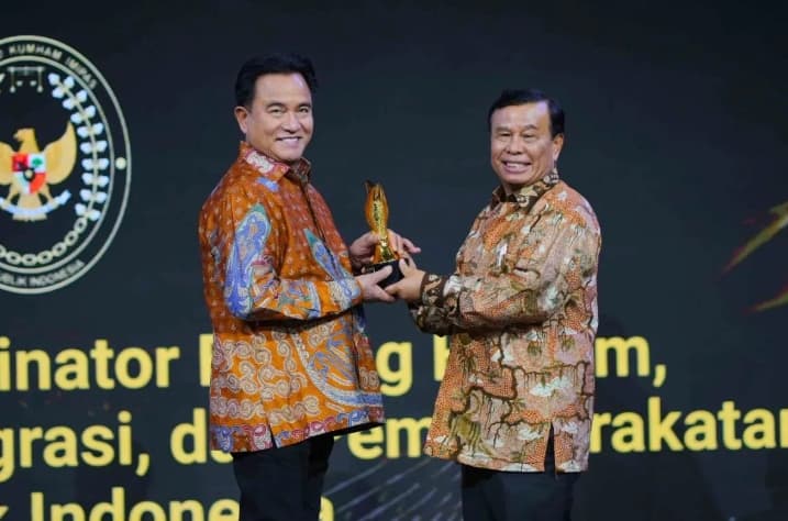 Kemenko Kumham Imipas Raih Penghargaan Reformasi Hukum, Yusril Tekankan Digitalisasi Layanan dan Perlindungan HAM