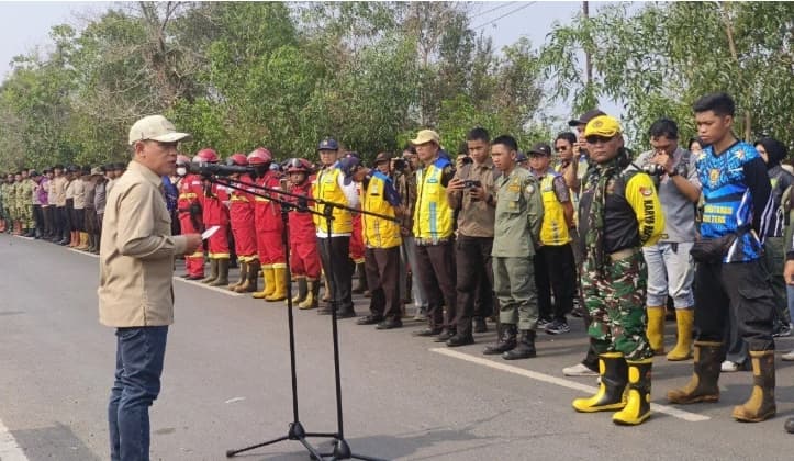 Karhutla Ancam Kawasan Bandara Palangka Raya, Wamenko Hanif Kerahkan 175 Regu untuk Percepat Penanganan