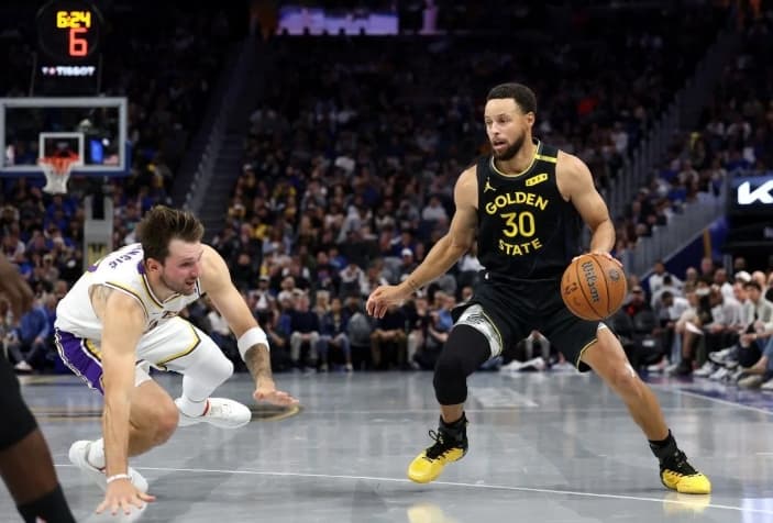 Stephen Curry Bawa Warriors Bangkit dari Ketertinggalan 25 Poin dan Hajar Lakers 112-95, Cetak Rekor Bersejarah NBA