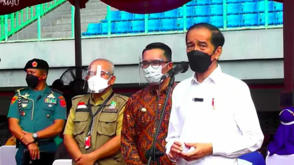 Jokowi Tinjau Vaksinasi Massal COVID-19 di Stadion Patriot Bekasi