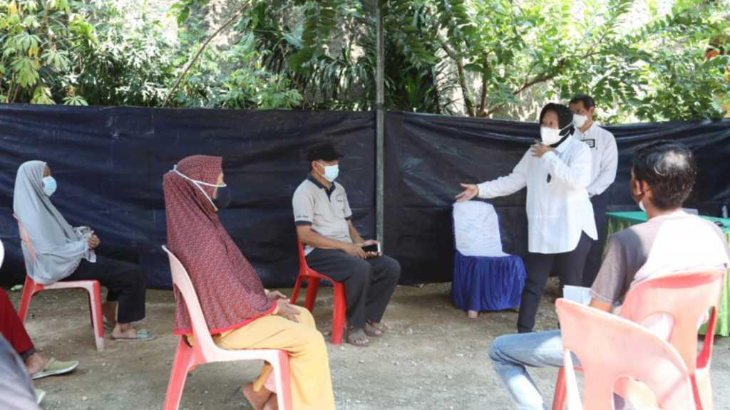 Turun ke Lapangan Pastikan Penyaluran Bansos, Risma Sebut Tak Segan Bertindak Tegas