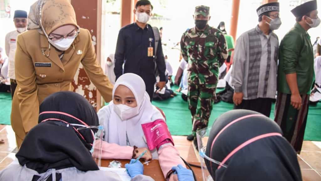 Vaksinasi COVID-19, Pemkab Purwakarta Sasar Ribuan Santri