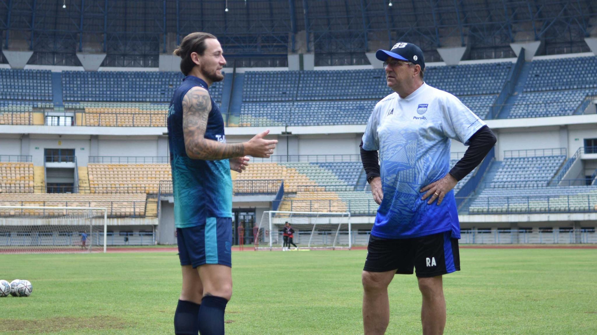 Klok Ajak Rekan-rekannya di Persib untuk Bangkit