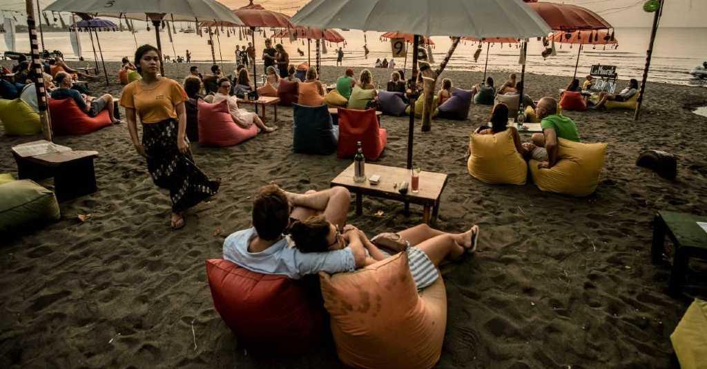 Menparekraf Bahas Pentahapan Pembukaan Bali Bersama Stakeholder Pariwisata