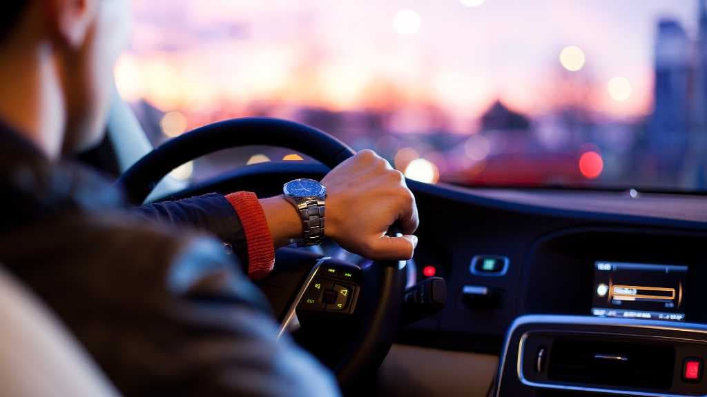 Sering Dilakukan, Ini Bahaya yang Mengintai Jika Merokok di Dalam Mobil
