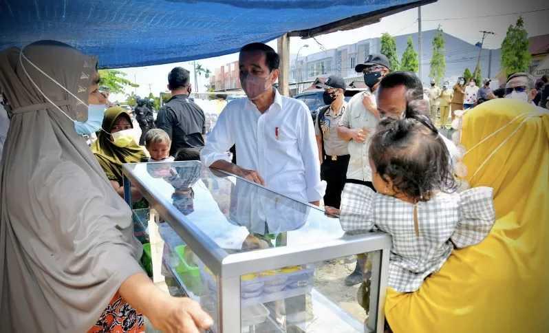 Jokowi Hampiri PKL di Sorong, Sempat Bentangkan Spanduk Bertuliskan Ini