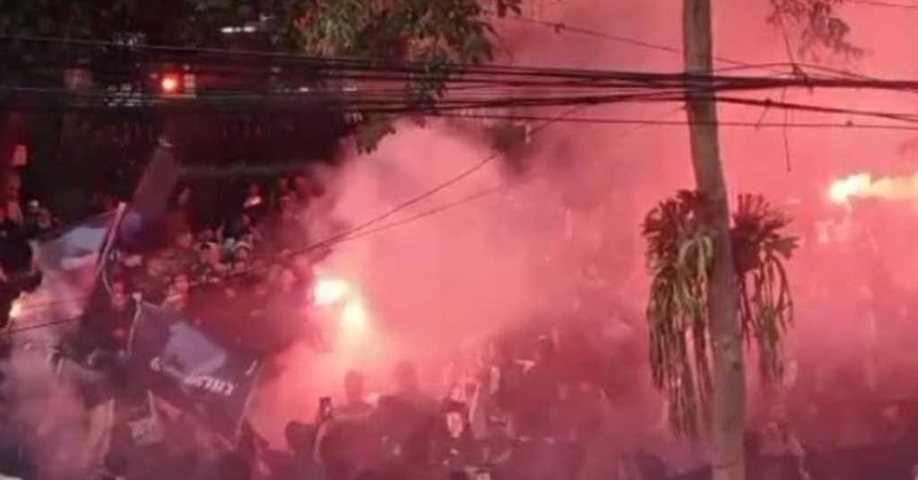 Performa Persib Buruk, Bobotoh Bakar Ban dan Nyalakan Suar Desak Manajemen Pecat Robert Rene Albert