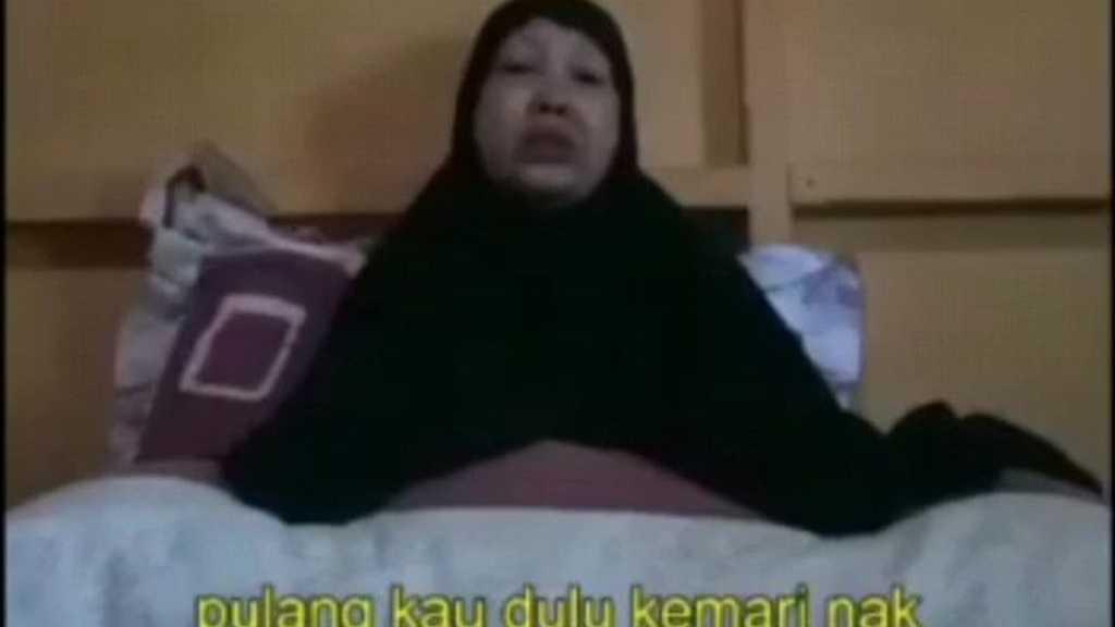 Isak Tangis Ibu dari DPO MIT Poso Ahmad Minta Anaknya Pulang Lewat Sebuah Video