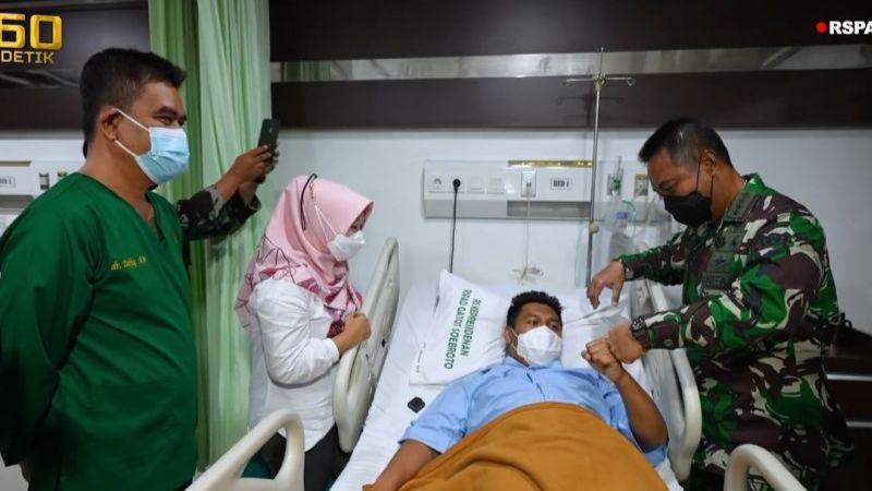 Kasad Jenderal TNI Andika Perkasa Menyemangati Prajurit yang Tertembak KKB