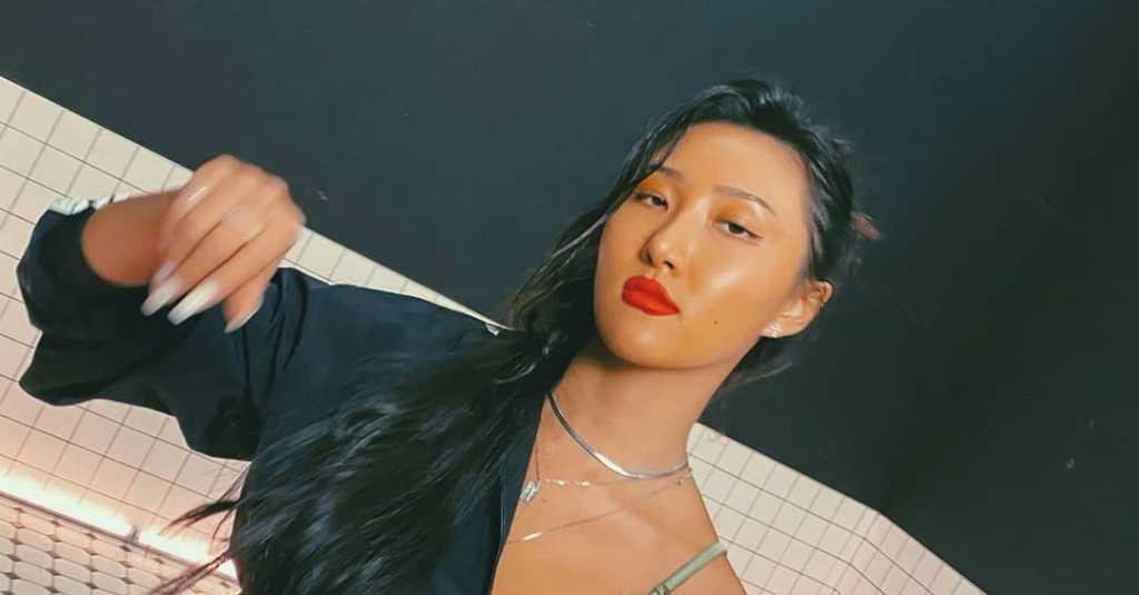 Hwasa MAMAMOO Rilis Video Musik 'I am The Light'