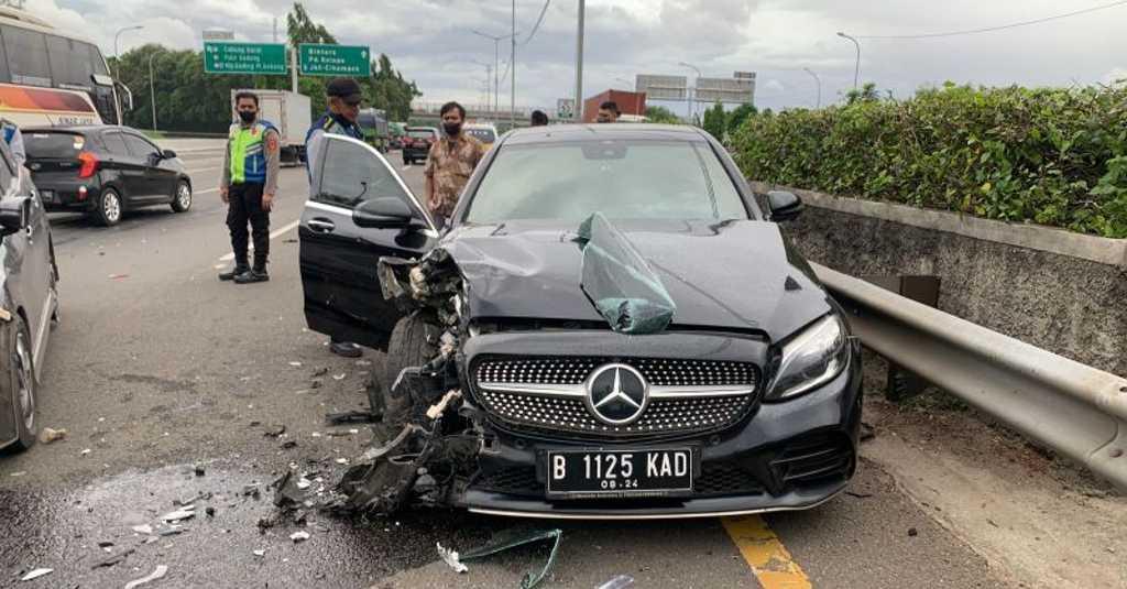 Alami Demensia, Pengemudi Mercy Lawan Arus di Tol JORR Hingga Sebabkan Tabrakan Beruntun