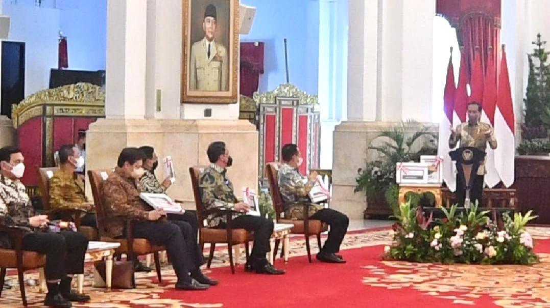 Bamsoet Bersama Pimpinan Kementerian/Lembaga Terima DIPA Tahun Anggaran 2022 dari Presiden Joko Widodo