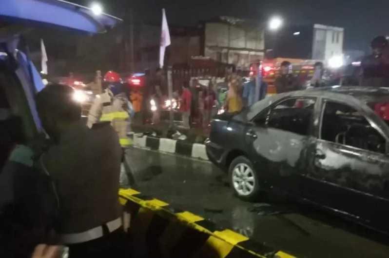 Toyota Camry Tabrak Separator Bus TransJakarta, 2 Orang Meninggal