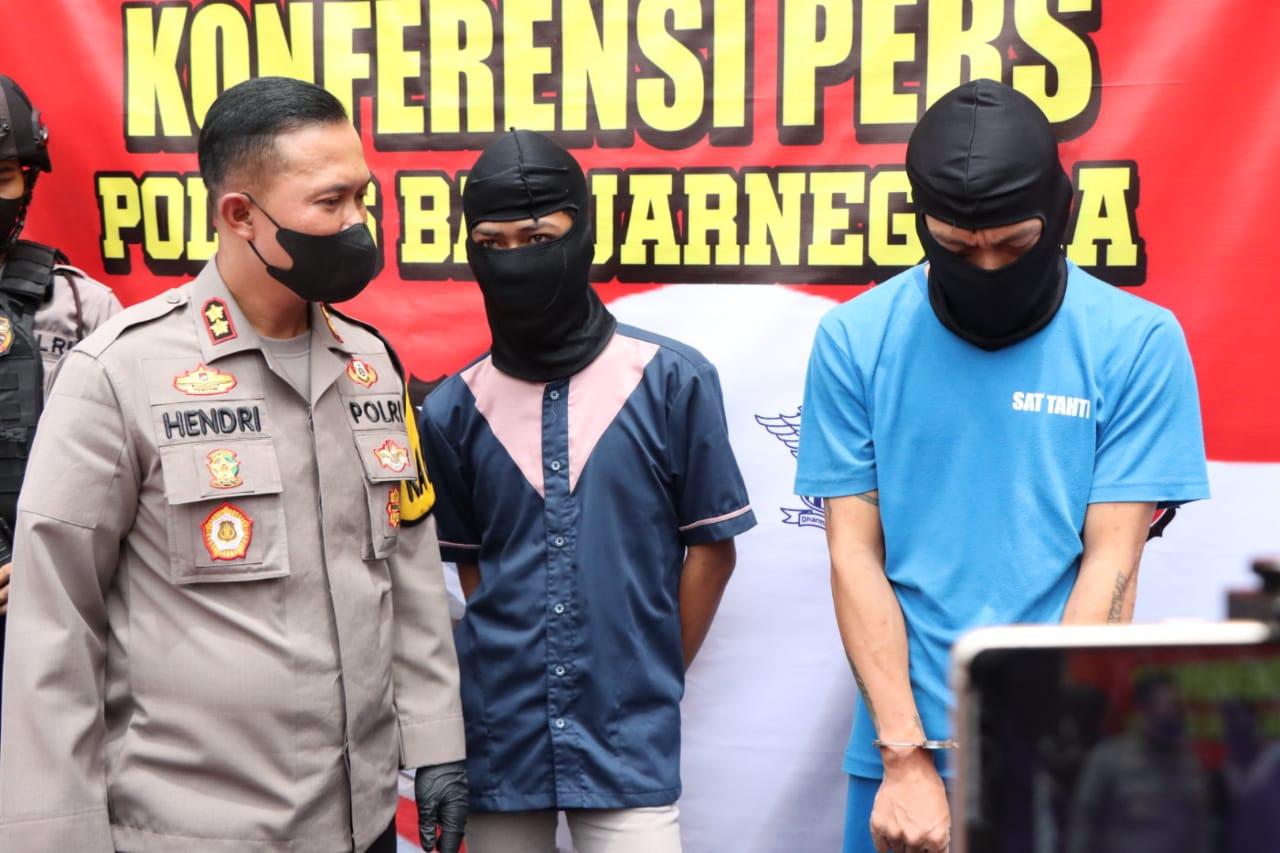Terungkap, Aksi Viral Dua Remaja Pria Ngeseks Siang-siang di Sawah