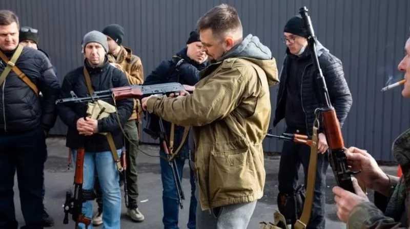 Rusia Serbu Kiev, Presiden Ukraina Bagikan Ribuan Senjata Mesin kepada Rakyatnya