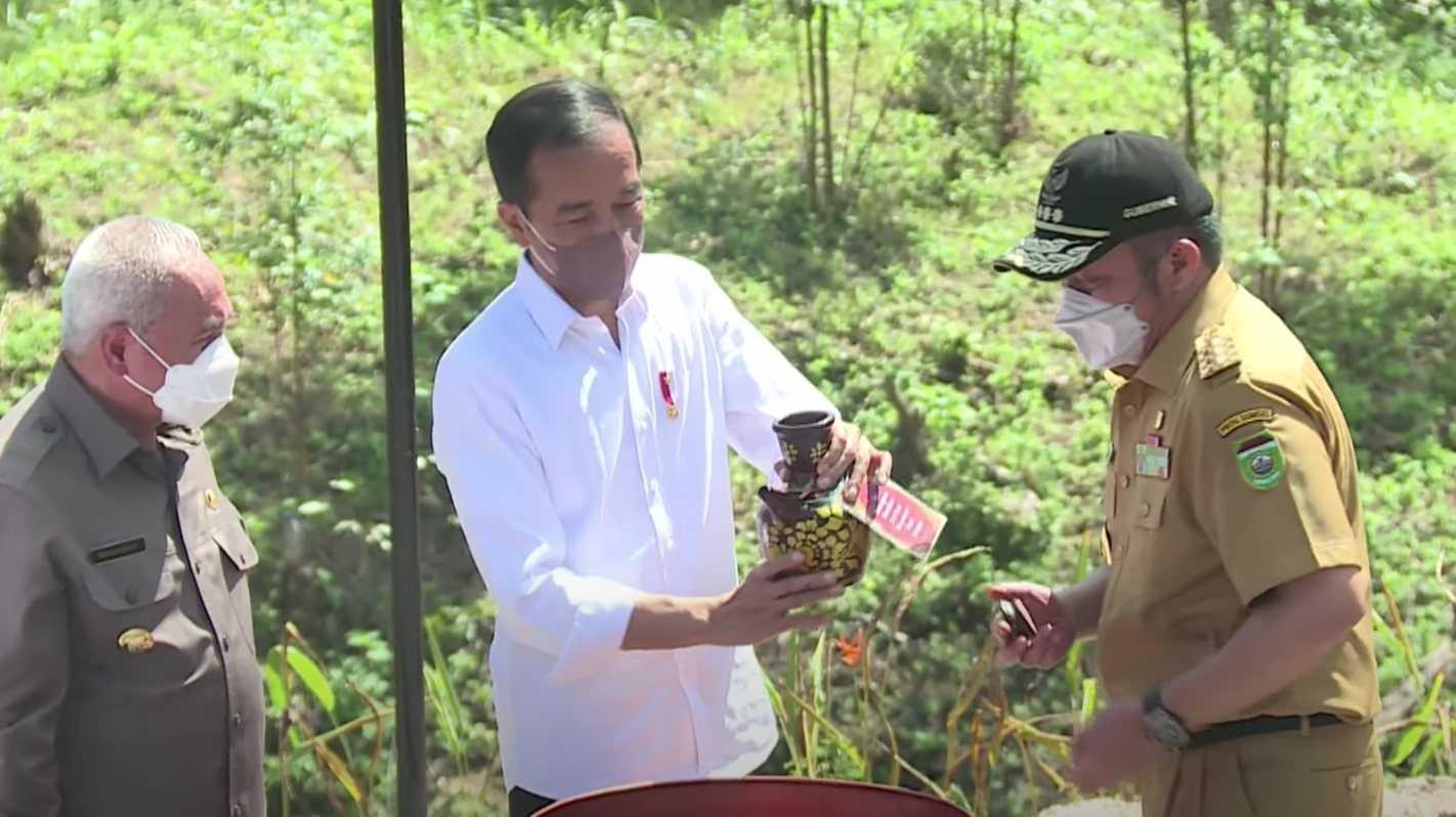 Jokowi Satukan Tanah-Air Seluruh Provinsi ke Dalam ‘Kendi Nusantara’ di Titik Nol IKN