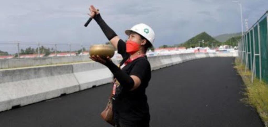 Komat-kamit Mirip Mbah Dukun, Aksi Pawang Hujan di Tengah Lintasan Jadi Tertawaan Para Pembalap MotoGP