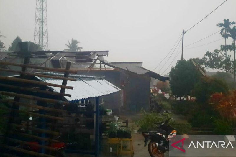 Angin Puting Beliung Landa Poso Sulteng, 6 Rumah hingga Sekolah Alami Kerusakan