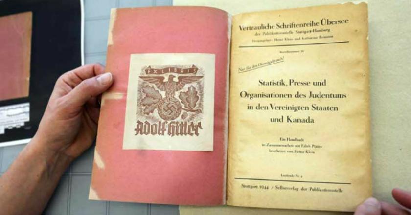 Kanada Miliki Buku Milik Adolf Hitler Buatan Tahun 1944