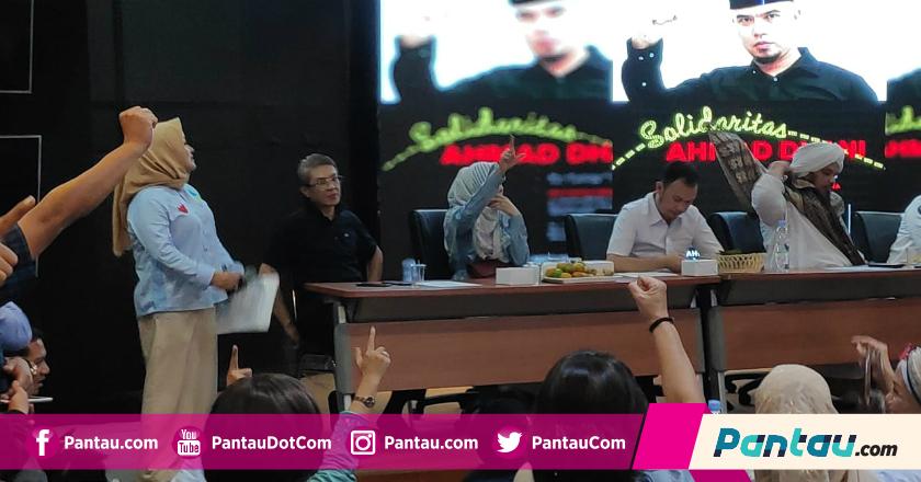 Di Acara Solidaritas Ahmad Dhani, Mulan Jameela: Salam Dua Jari Prabowo-Sandi