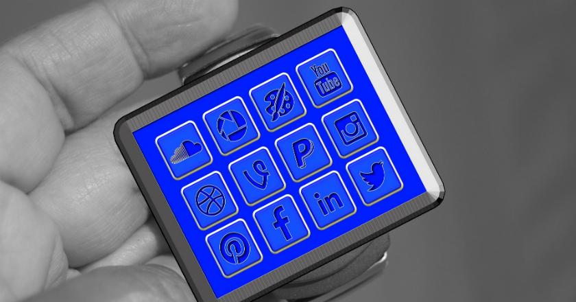 Berani Bersaing, TLC Kembangkan Ponsel Bisa Dilipat Menjadi Jam Tangan